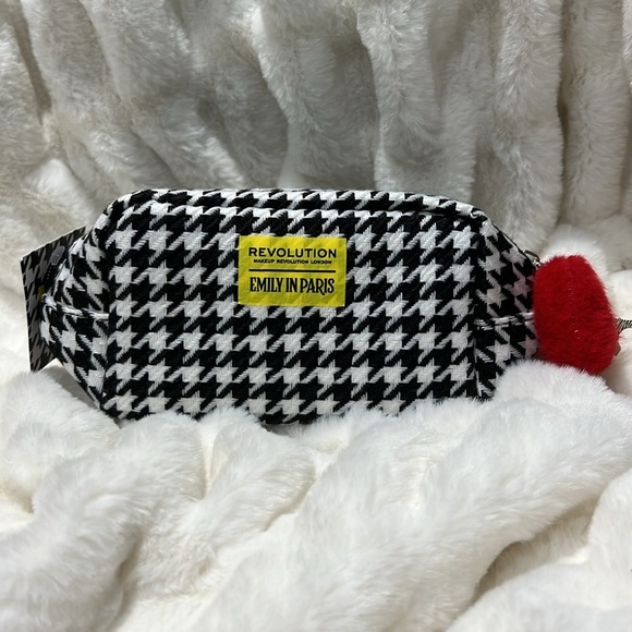 HOST PICK Revolution Emily in Paris 5 Piece Brush Set & Makeup Set - Picture 9 of 14